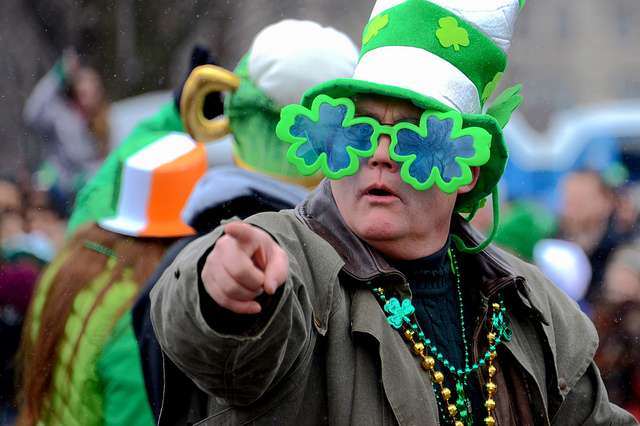 Défilé de la Saint-Patrick, homme déguisé en vert avec des trèfles