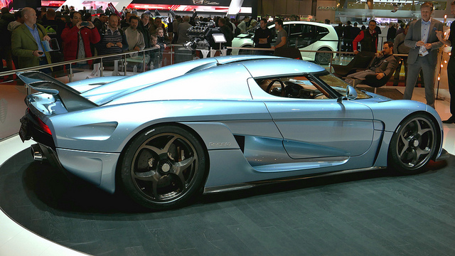 Photo de la Koenigsegg Regera de côté