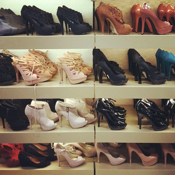 Vente de chaussures dans une boutique