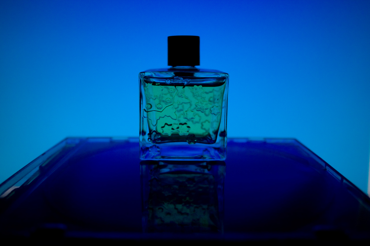 parfum luxueux avec fond bleu