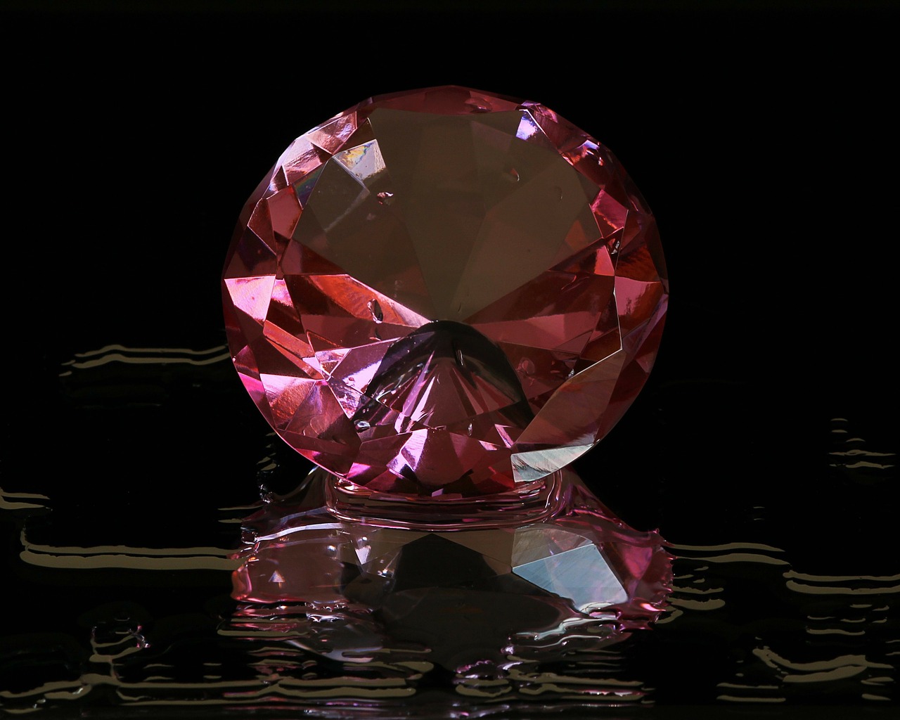 diamant rose sur fond noir