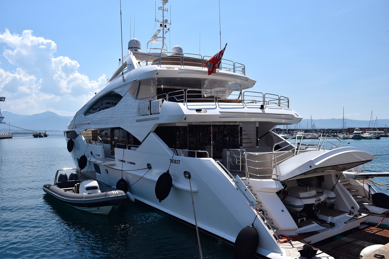 yacht dans un port