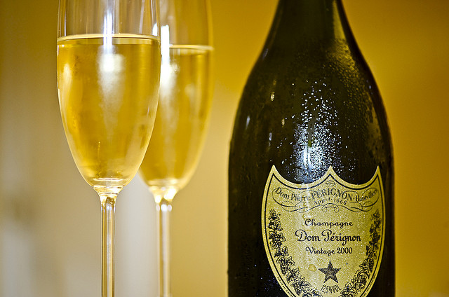 Bouteille de Champagne Dom Perignon et deux flutes.