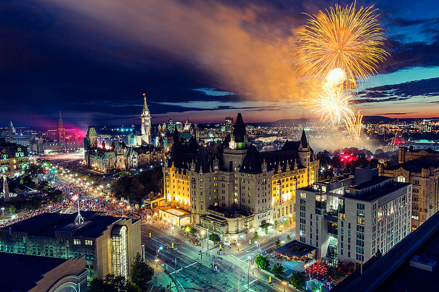 Ottawa, capitale du Canada, vue de haut et sous les feux d'artifice.