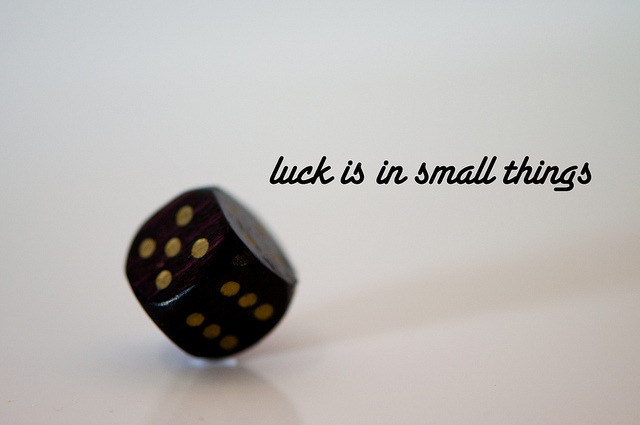 Dé en bois avec citation en anglais : luck is in small things.