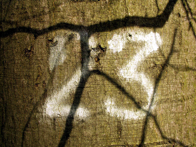 Photographie du nombre 23 peint sur un mur de pierre comme marqué à la craie.