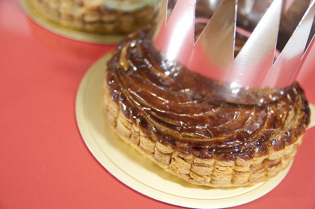 Galette des rois avec une couronne posée dessus.