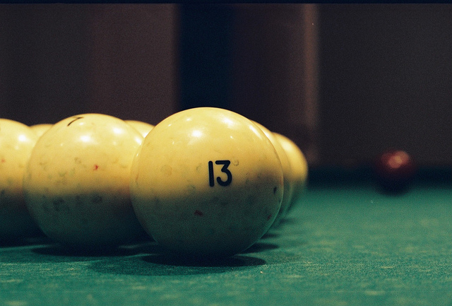 Photographie d'une boule de billard avec le nombre treize.