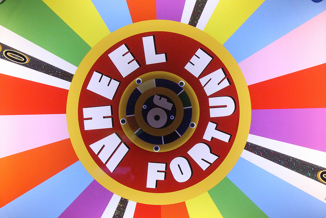Photographie d'une roue de la fortune multicolore.