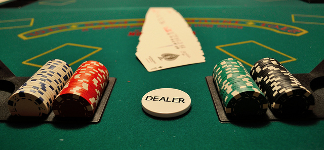 Table de poker avec un jeton dealer.