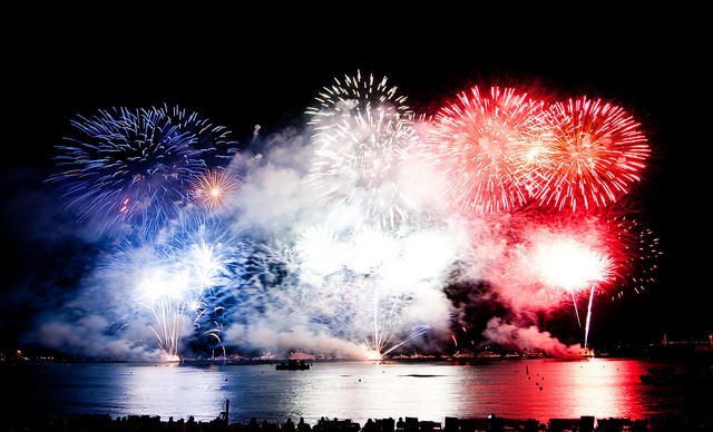 Feux d'artifice à Cannes, bleu blanc rouge, comme le drapeau français.