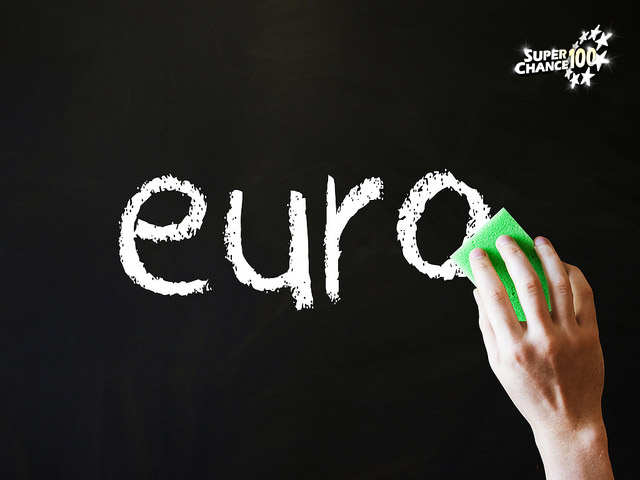 Le mot "euro" est écrit à la craie blanche sur un tableau noir.