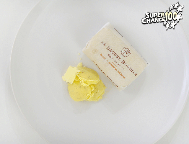 Du beurre dans une assiette.
