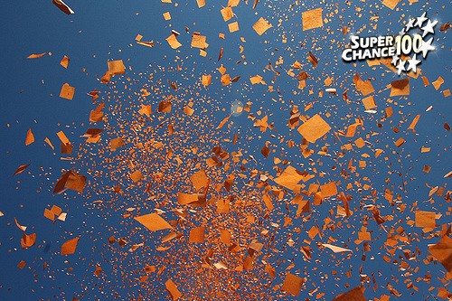 Des confettis orange dans le ciel.