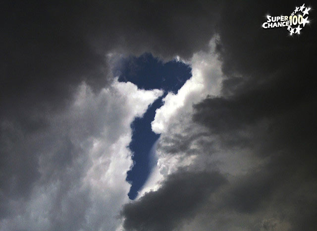 Phorographie d'un trou dans un nuage formant un sept.