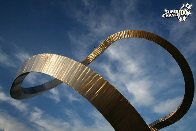 Photographie d'une structure représentant le ruban de Möbius.