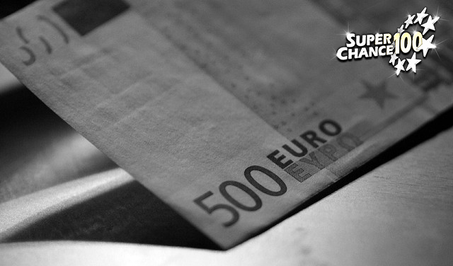 Photographie en noir et blanc d'un billet de banque de 500 euros.