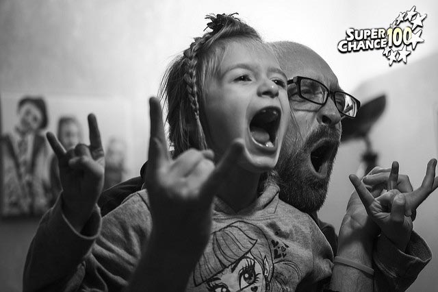 Photographie d'un père et de son enfant en train de profiter du moment présent.