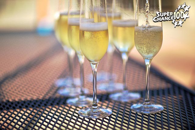 Photographie de flûtes de champagne remplies.