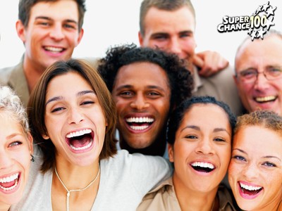 Un groupe de personnes souriantes.