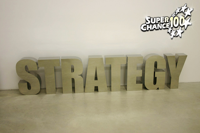 Sculpture de fer représentant le mot "strategy".