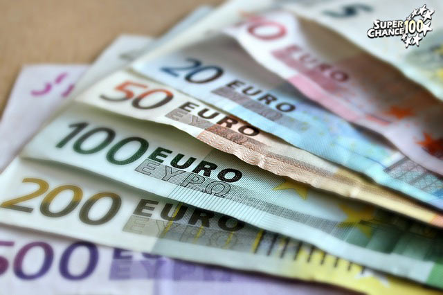 Liasse de billets de banque en euros.