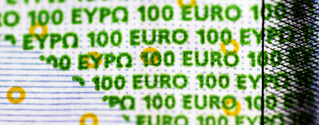 Zoom sur les écritures sur un billet de 100 euros.