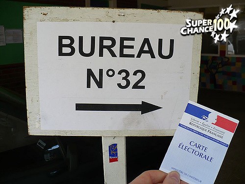 Un panneau de bureau de vote pour l'élection présidentielle en France.