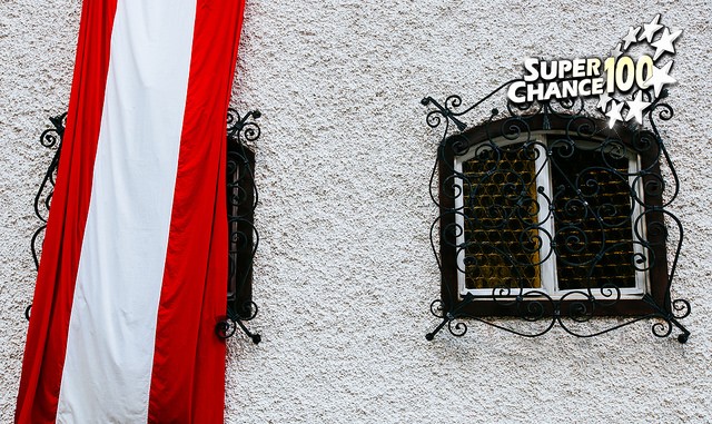 Drapeau autrichien en façade d'une maison.