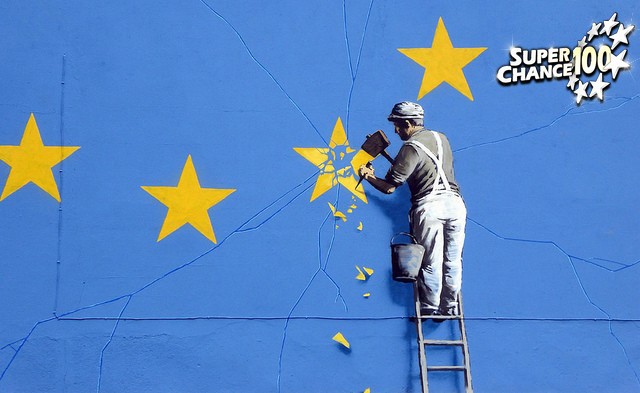 Illustration d'un artisan qui retire une étoile du drapeau européen après le Brexit.