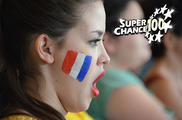 Photographie d'une jeune française agréablement surprise par la victoire des français.