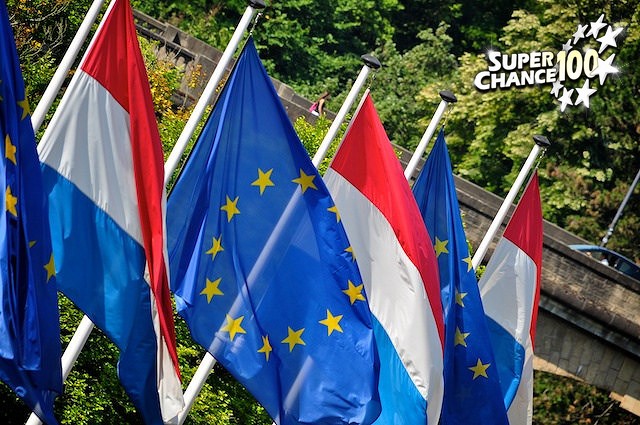 Drapeaux du Luxembourg et de l'Union européenne.