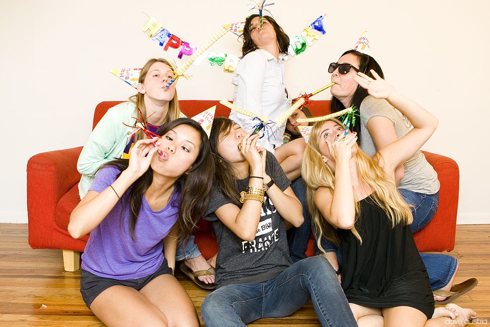 Un groupe de personnes qui font la fête.