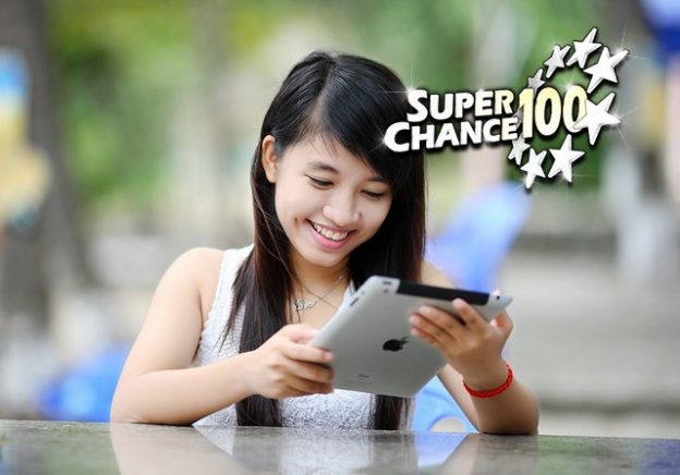 Une fille joue à SuperChance100 sur une tablette.