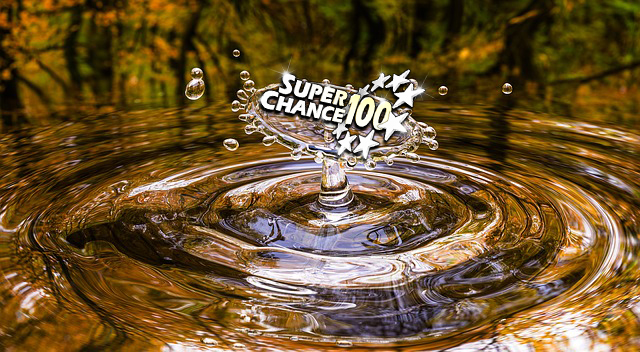 Ronds d'eau dans une forêt automnale avec le logo SuperChance100.