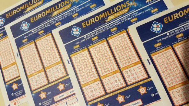 Des grilles d'EuroMillions.